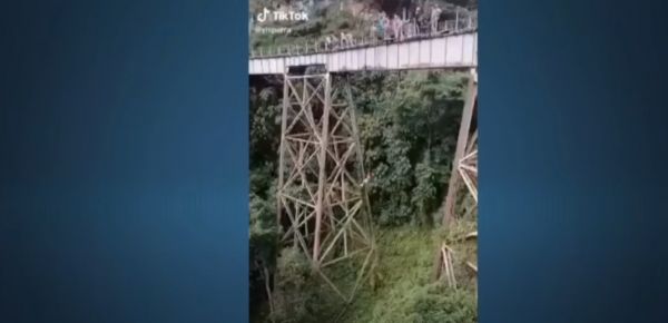 Βίντεο-σοκ: Ετοιμαζόταν για bungee jumping, μπέρδεψε το σινιάλο και πήδηξε χωρίς να την έχουν δέσει