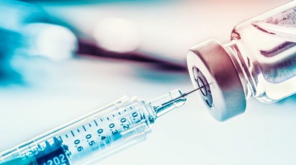 Να μη μπαίνουν οι ανεμβολίαστοι σε εστιατόρια και θέατρα