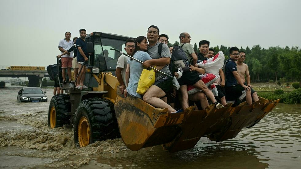 Κίνα: 51 οι νεκροί από τις πλημμύρες – Δραματικές διασώσεις με κάθε μέσο