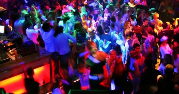 Λέσβος: Έφοδος της αστυνομίας σε beach bar – Πρόστιμο 5000€ για την μη τήρηση των μέτρων