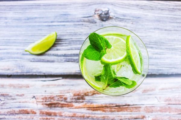 Νερό με λεμόνι: Βοηθάει να χάσετε κιλά;