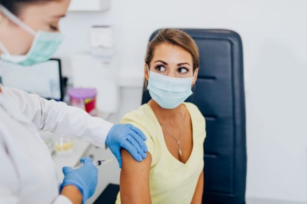 Πήραν «φωτιά» τα ραντεβού – Μεγάλο το ενδιαφέρον των νέων για το εμβόλιο