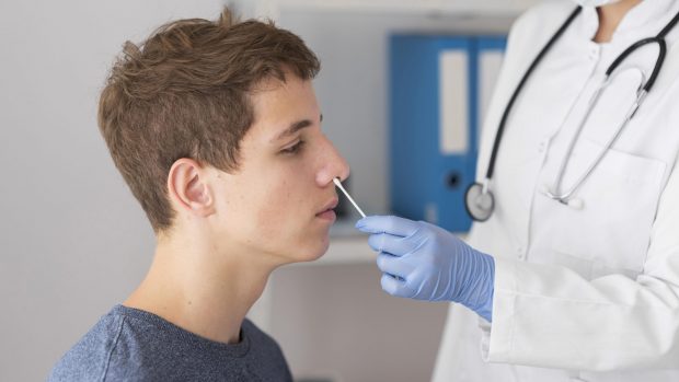 Αύξηση των τεστ για να σταματήσει η άνοδος των κρουσμάτων