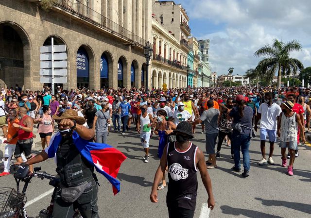 Κούβα: Διαδηλώσεις κατά της κυβέρνησης και αντιδιαδηλώσεις σε πολλές πόλεις εν μέσω πανδημίας