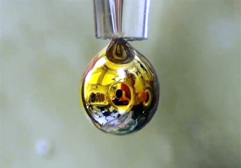 Εντυπωσιακό πείραμα μετατρέπει το νερό σε γυαλιστερό μέταλλο (βίντεο)