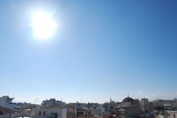 Καιρός: Λιακάδα με το θερμόμετρο στους 37 τη Δευτέρα – Πού θα βρέξει το απόγευμα