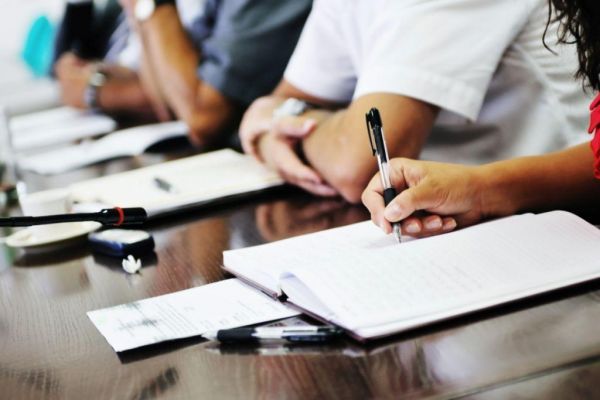 Καύσωνας: Ποιοι δημόσιοι υπάλληλοι δεν θα πάνε στις δουλειές τους – Όλη η εγκύκλιος