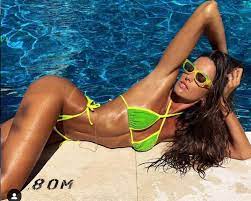 Στη Μύκονο για…κρέπα η θεότητα Izabel Goulart