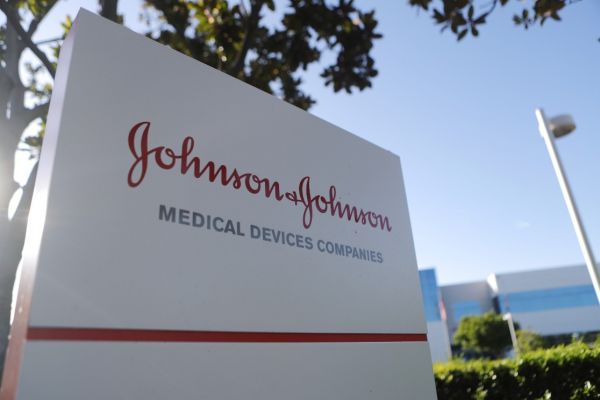 ΗΠΑ: Η Johnson & Johnson ανακαλεί αντηλιακά – Εντοπίστηκε καρκινογόνο χημικό