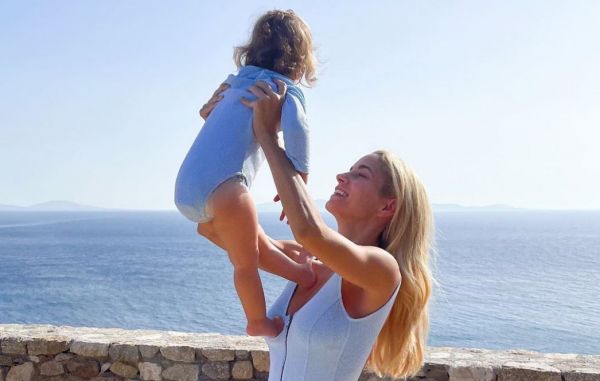 Δούκισσα Νομικού: Φόρεσε το ίδιο μαγιό με την κόρη της και «τρέλανε» το Instagram