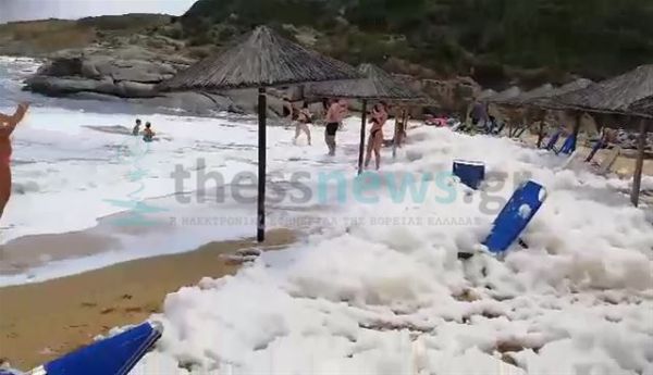 Χαλκιδική: «Άφρισε» παραλία στη Σιθωνία – Η εξήγηση πίσω από το φαινόμενο