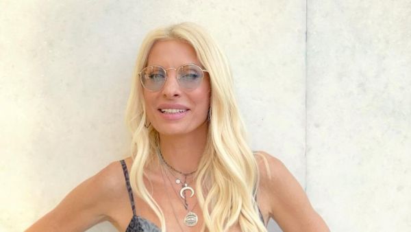 Ελένη Μενεγάκη: Στο Όναρ της Άνδρου αγκαλιά με…