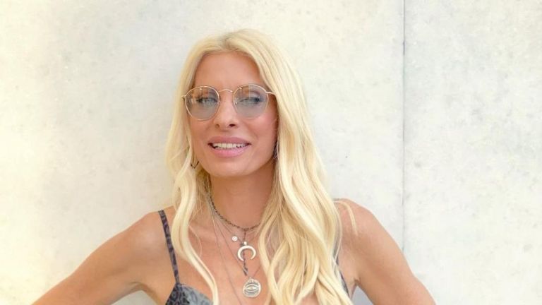 Ελένη Μενεγάκη: Στο Όναρ της Άνδρου αγκαλιά με…