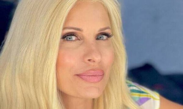 Ελένη Μενεγάκη: Φωτογραφίζεται ανέμελη στις διακοπές με την κόρη της Βαλέρια