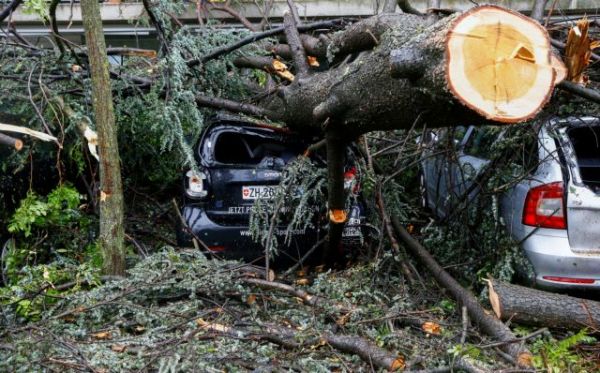 Ελβετία: Σφοδρές βροχοπτώσεις στη Ζυρίχη – Πλημμύρες, πτώσεις δέντρων και χάος στις μεταφορές