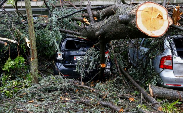 Ελβετία: Σφοδρές βροχοπτώσεις στη Ζυρίχη – Πλημμύρες, πτώσεις δέντρων και χάος στις μεταφορές