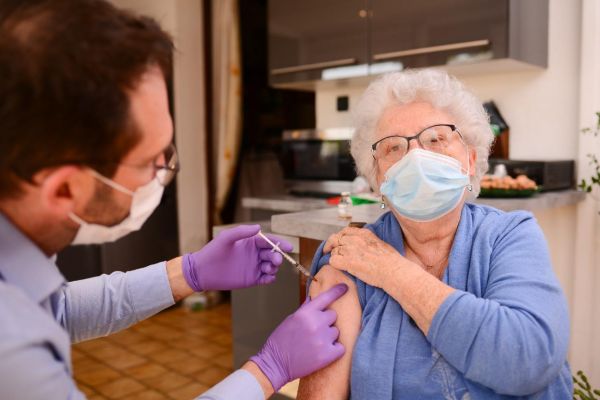 Πρόγραμμα εμβολιασμού κατ’ οίκον από τον Δήμο Αθηναίων – Πώς κλείνουμε ραντεβού