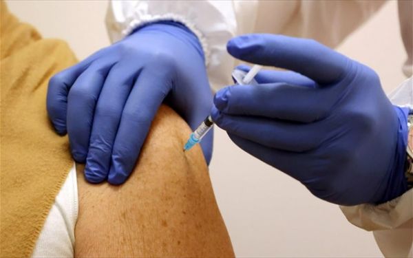 Πέτσας για εμβολιασμούς 15 – 17 ετών: Μέσω παιδιάτρων το ραντεβού