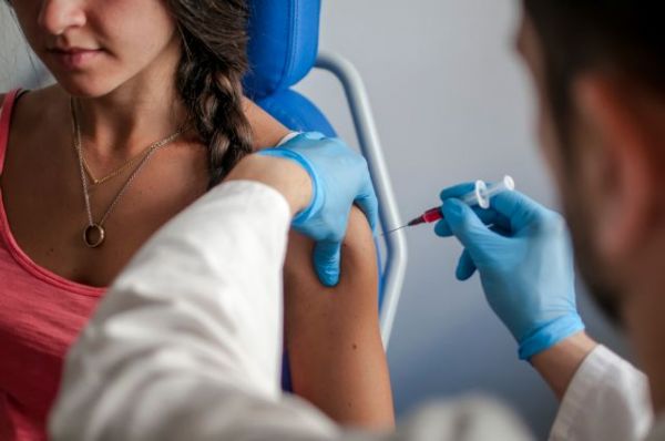 Δημόπουλος: «Εμβολιαζόμαστε όλοι και όλες τώρα – Είναι στο χέρι μας»