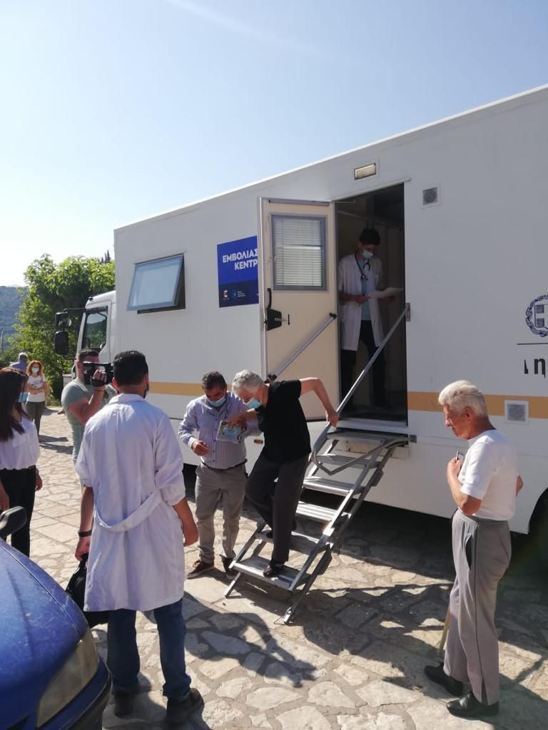 Στερεά Ελλάδα: Ξεκίνησαν οι εμβολιασμοί σε απομακρυσμένες περιοχές [εικόνες]