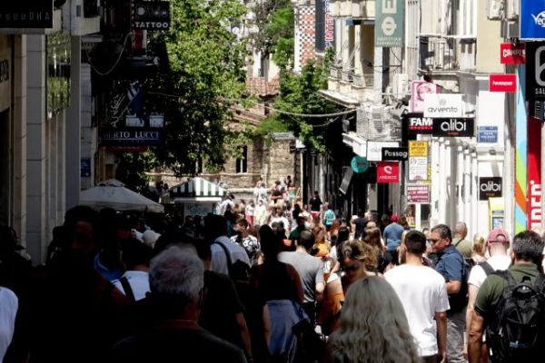 Γεωργιάδης: Ανοικτό ενδεχόμενο απαγόρευσης εισόδου ανεμβολίαστων σε λιανεμπόριο
