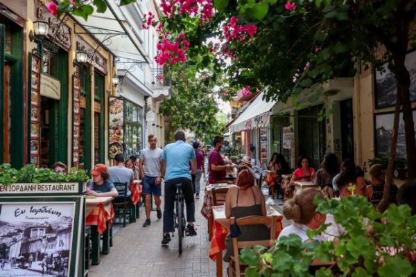 Βασιλακόπουλος: «Κοινή λογική» οι εσωτερικοί χώροι να λειτουργούν μόνο με εμβολιασμένους