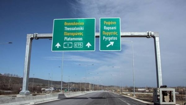 Φορτηγό συγκρούστηκε με δύο αυτοκίνητα – Έκλεισε η εθνική οδός Θεσσαλονίκης-Αθηνών