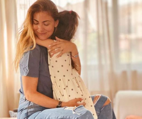 Δέσποινα Καμπούρη – «Τρέμω στην ιδέα ότι οι κόρες μου μπορεί να πέσουν στα χέρια ενός μισογύνη»