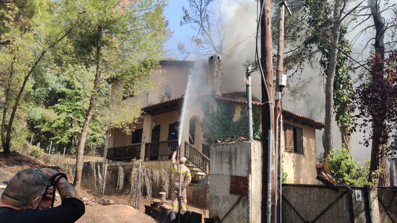 Το in.gr στη Σταμάτα - Εικόνες και βίντεο από τα σπίτια και τα αυτοκίνητα που κάηκαν