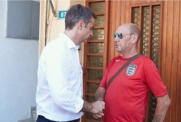 Ηλιούπολη: Δεν είναι αυτός ο αστυνομικός – μαστροπός που απεικονίζεται στη φωτογραφία με τον Μητσοτάκη