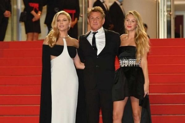 Ο Σον Πεν στο κόκκινο χαλί των Καννών με την 30χρονη κόρη του-Για πρώτη φορά παίζουν μαζί