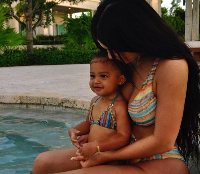 Η Κάιλι Τζένερ λανσάρει τη νέα της δουλειά με τον πιο τρυφερό τρόπο