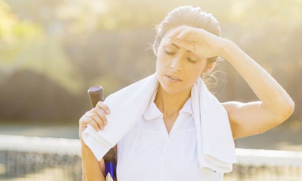 Καύσωνας: Προσοχή αν έχετε αυτά τα συμπτώματα – Τι συνιστά το ΕΚΑΒ