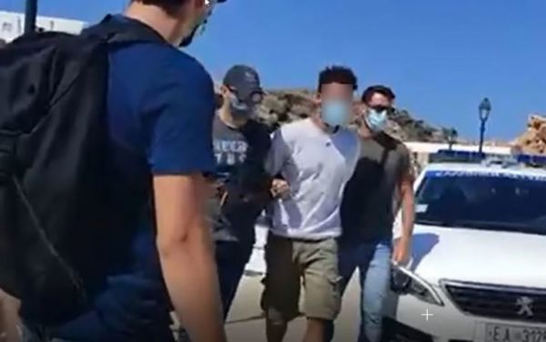 Φολέγανδρος: Στον εισαγγελέα στη Νάξο μεταφέρεται ο δολοφόνος της Γαρυφαλλιάς – Δείτε βίντεο