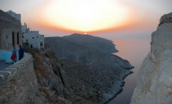 Φολέγανδρος: Ποιος είναι ο αγνοούμενος φίλος της νεκρής κοπέλας – Τι αναφέρουν νεότερες μαρτυρίες