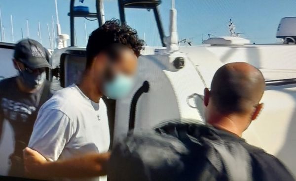 Φολέγανδρος: Καρέ – καρέ η μεταγωγή του στην εισαγγελία της Νάξου