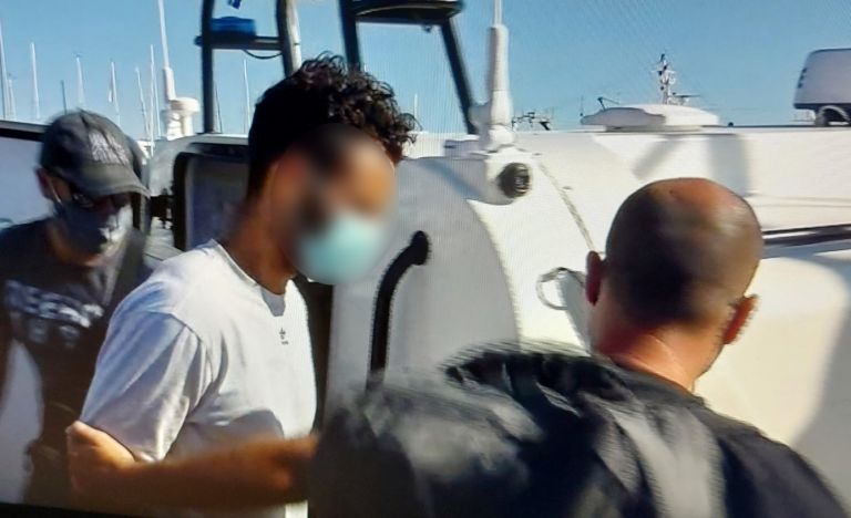 Φολέγανδρος: Έφτασε στον Πειραιά ο 30χρονος γυναικοκτόνος - Θα οδηγηθεί στον Κορυδαλλό