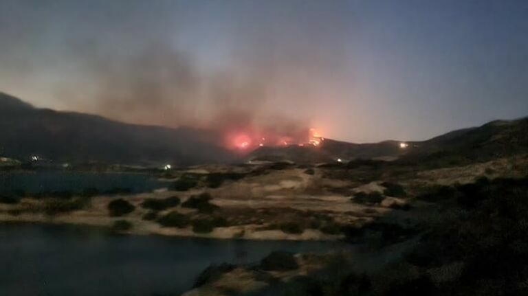 Φωτιά στην Ιεράπετρα: Δύσκολη νύχτα με τις δυνάμεις της πυροσβεστικής να προσπαθούν να περιορίσουν το μέτωπο