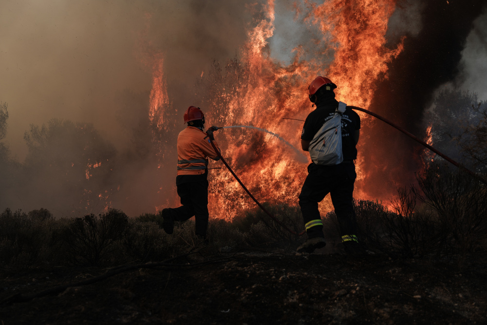 Μέθανα: Μάχη με τις φλόγες και το χρόνο - Ενισχύονται οι δυνάμεις της Πυροσβεστικής