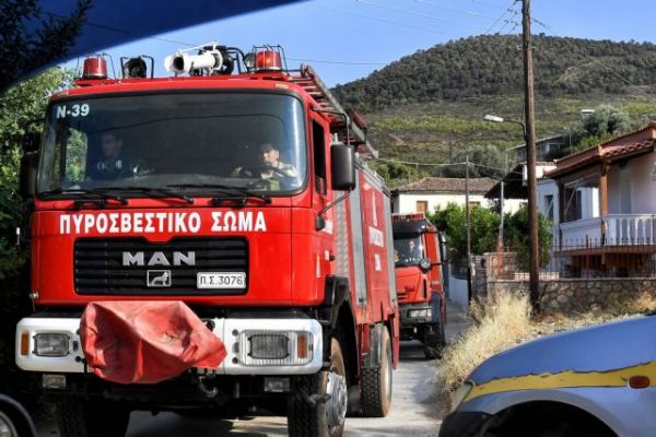 Βόλος: Υπό μερικό έλεγχο η φωτιά στη Χαλυβουργία