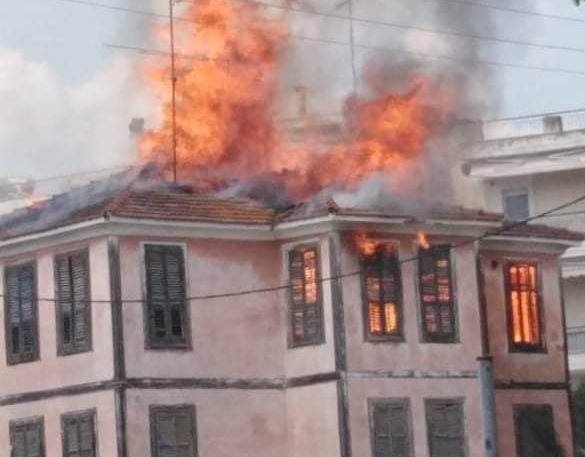 Θεσσαλονίκη: Στις φλόγες διατηρητέο κτίριο στο κέντρο του Λαγκαδά