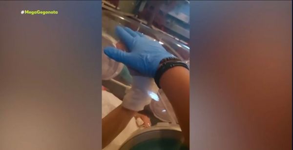 Κοροναϊός: Γιατρός δίνει κουράγιο σε ασθενή έξω από την ειδική κάψουλα – Συγκινητικές εικόνες