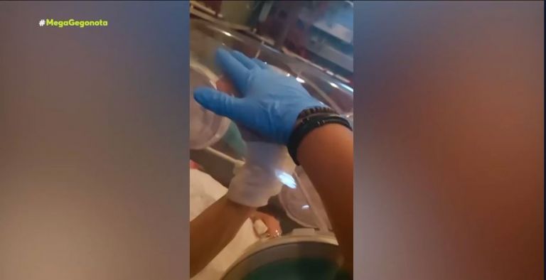 Κοροναϊός: Γιατρός δίνει κουράγιο σε ασθενή έξω από την ειδική κάψουλα – Συγκινητικές εικόνες