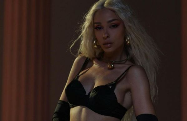 Ελένη Φουρέιρα: Σαγηνεύει στο νέο της video clip για το τραγούδι “Αεράκι (Το Θηλυκό)”