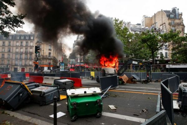 Κοροναϊός: Διαδήλωση στο Παρίσι κατά των μέτρων που ανακοίνωσε ο Μακρόν