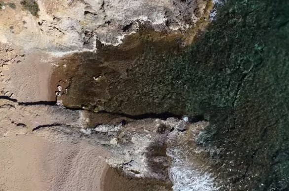 Σούνιο: Οι κρυφές και ασφαλείς μοναχικές παραλίες που χωράνε μόνο δύο πετσέτες