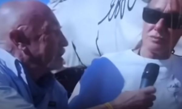 Απόλυτο viral ο γιος Καρβέλα – Πάνια με το τραγούδι «Κολυμπάω και γ@μ@ω»