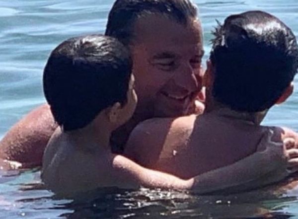 Γιώργος Λιάγκας: Παιχνίδια με τους γιους του στις Κυκλάδες