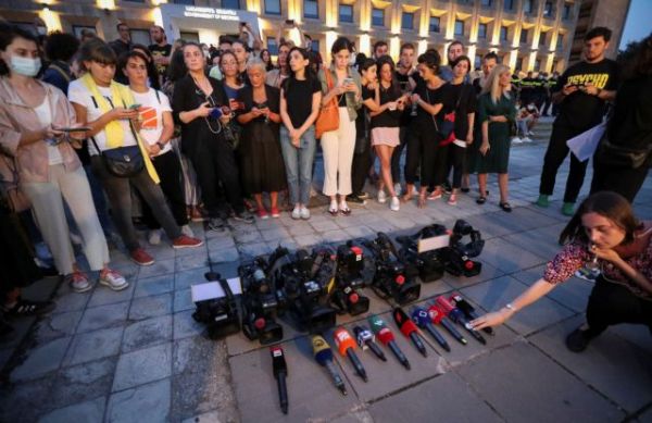 Γεωργία: Χιλιάδες άνθρωποι διαδήλωσαν στη χώρα μετά το θάνατο δημοσιογράφου