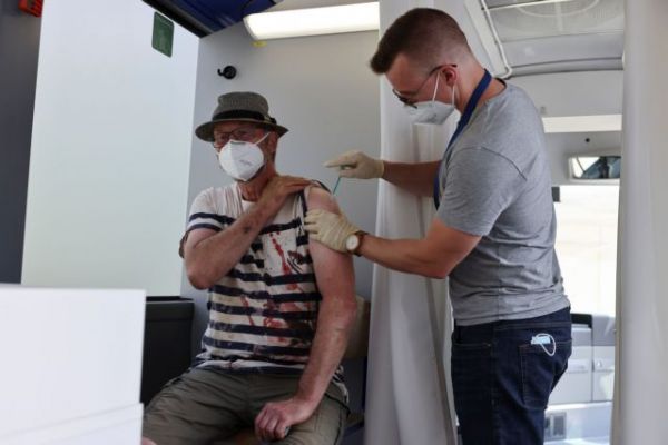 Γερμανία: Μεγαλύτερες ελευθερίες για όσους κάνουν το εμβόλιο
